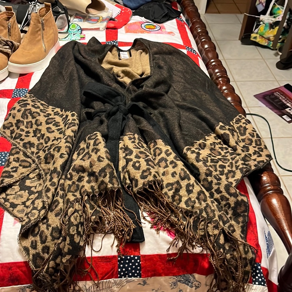 Super cute poncho brown with a Leopard ties in the middle. Very cute.